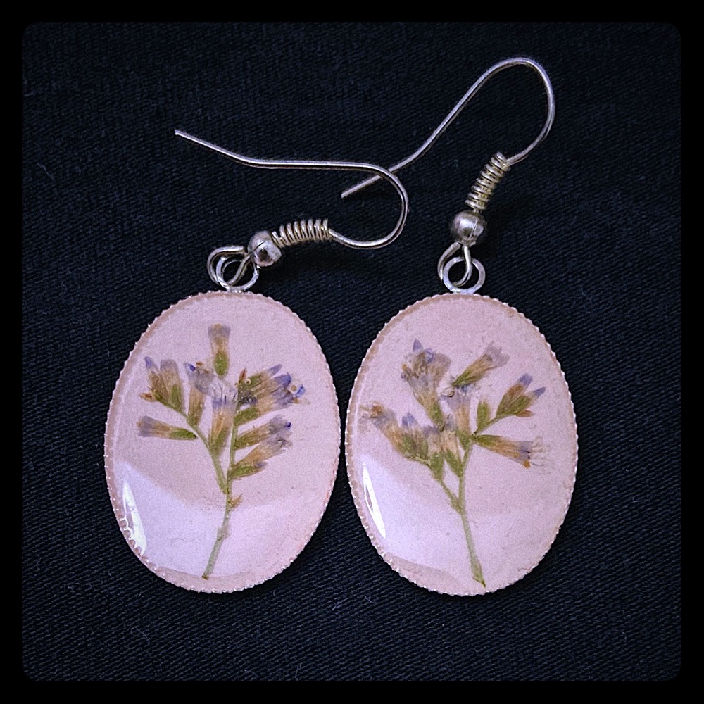 Earnings with dry flowers inside NWT